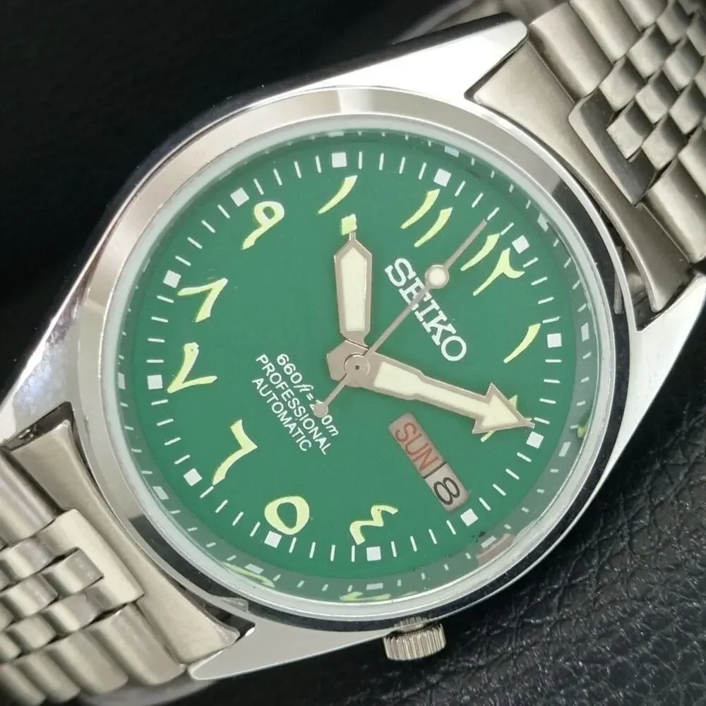Vintage 1976 Seiko Automatic Mens Silver Watch W/daydate & White accents